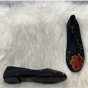 Seychelles Black Flats with Floral Embroidery NWOB